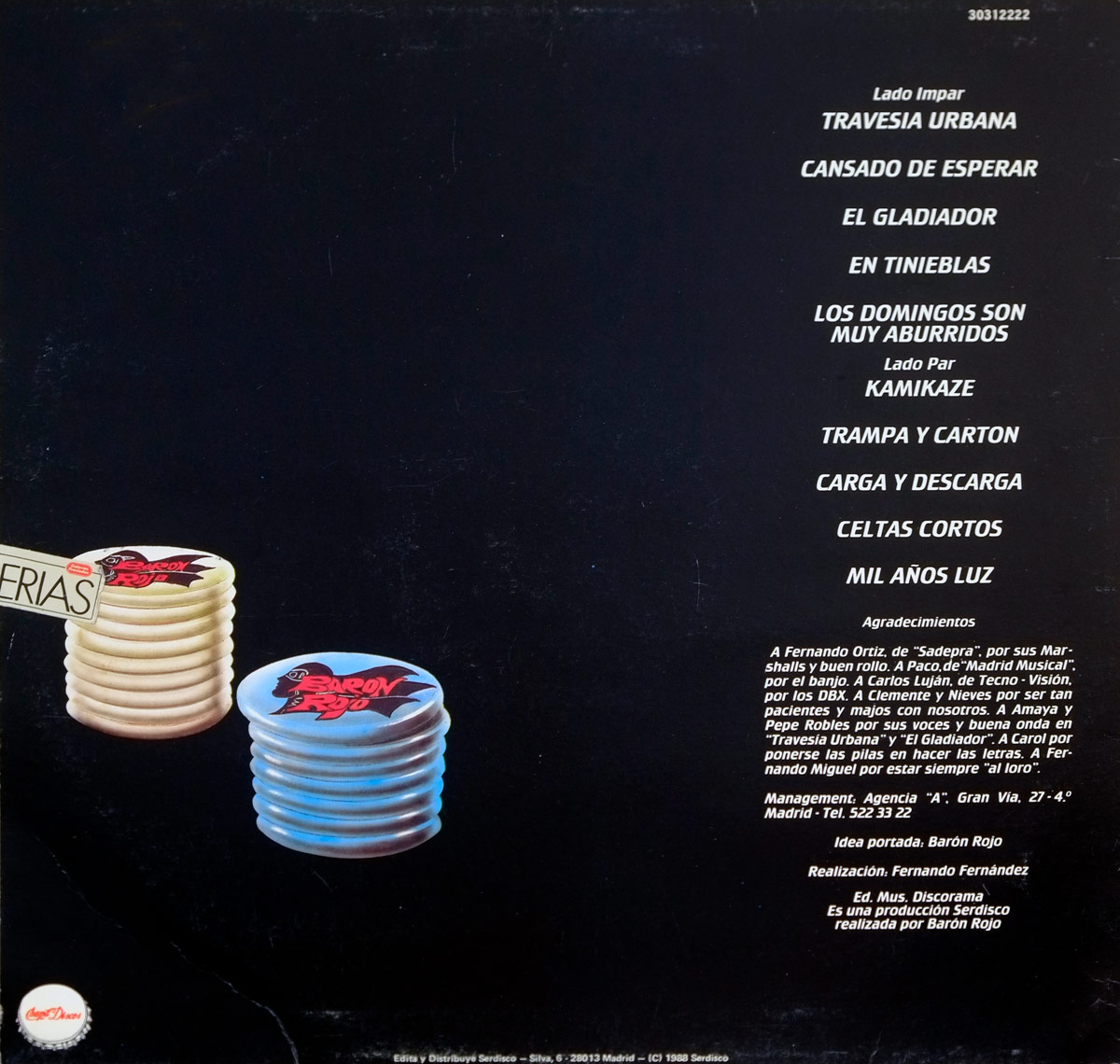 The back cover of 'No Va Más' by Barón Rojo has a dark, nearly black background, creating a stark contrast with the two stacks of poker chips at the bottom left. One stack is cream-colored, while the other has a cool blue tone, both prominently featuring the Barón Rojo logo. A small sign with 'FERIAS' is placed atop the cream-colored stack. The album's tracklist is aligned to the right in white uppercase letters, split into 'Lado Impar' and 'Lado Par'. Below, acknowledgments and production credits are presented in a smaller, refined font.