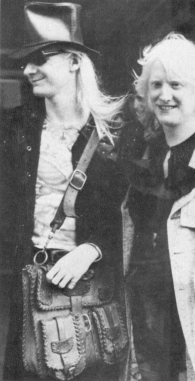 Photo of Johnny and Edgar Winter in 1974 https://vinyl-records.nl/