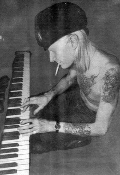 Photo of Johnny Winter playing piano - https://vinyl-records.nl/