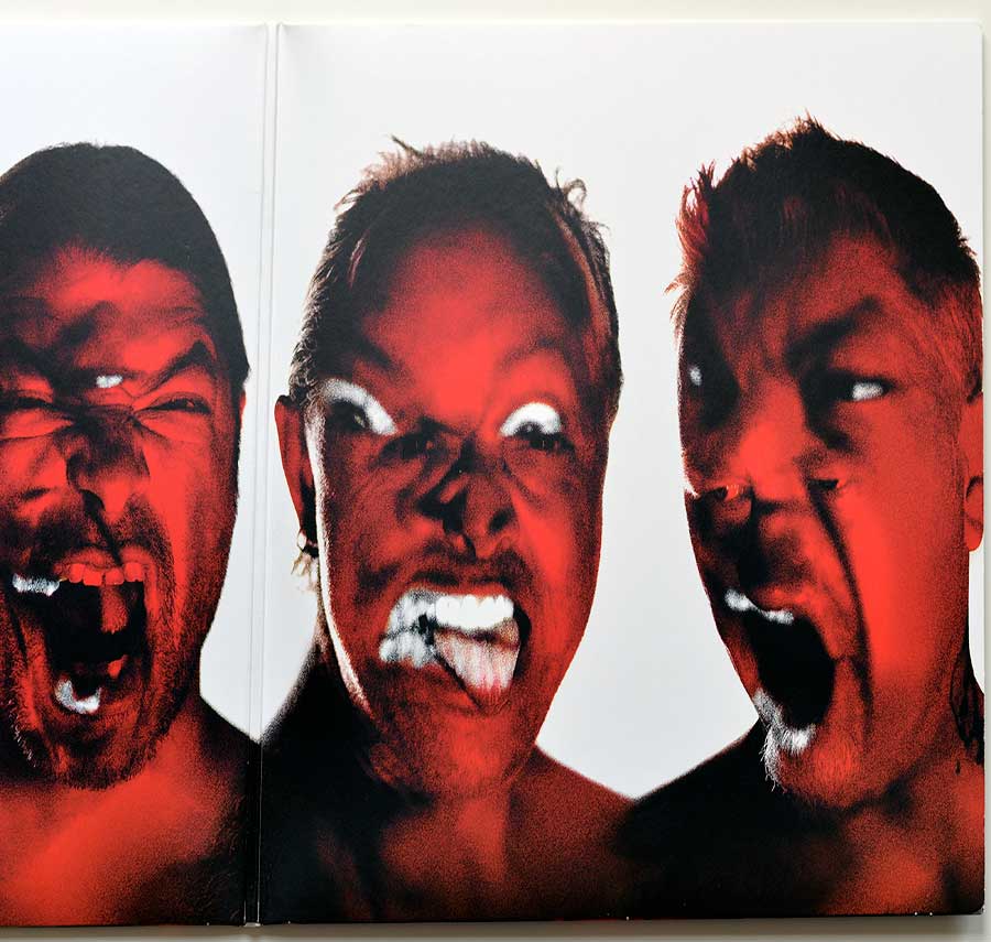 Photo of the inside cover  METALLICA - Hardwired to Self Destruct ( Blackened Records ) 