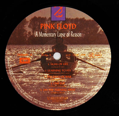 France label: Pink Floyd – A Momentary Lapse of Reason – boat-rower background, EMI Pathé Marconi branding; FACE 1; SACEM/SACD/SDRM/SGDL; catalogue number carried in rim text; layout and spacing differ from German edition.