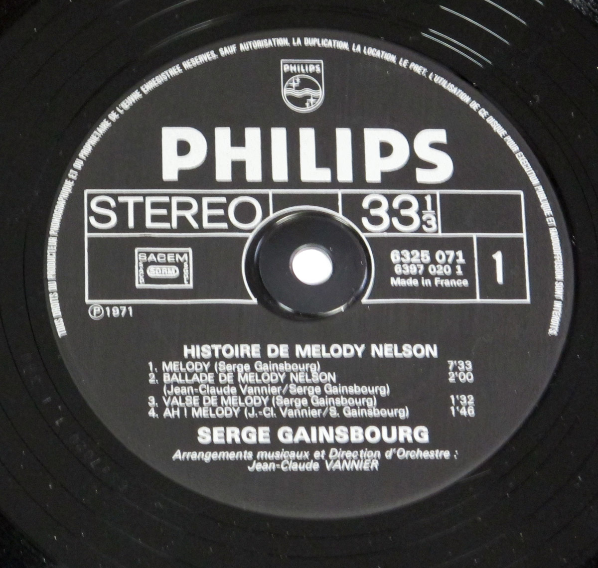 Close-up of Side One record label for the 1971 LP Histoire de Melody Nelson by Serge Gainsbourg, black label with white Philips logo, track listing and credits, made in France