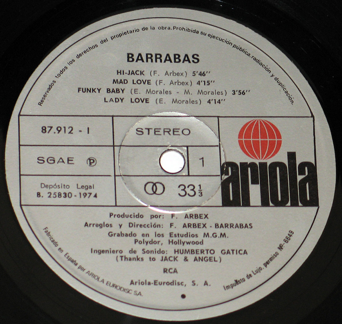 Close-up of the '¡Soltad a Barrabás!' vinyl record label, featuring a grey circular design with black text listing Side A's track titles and credits. The red Ariola logo is prominently displayed on the right side.