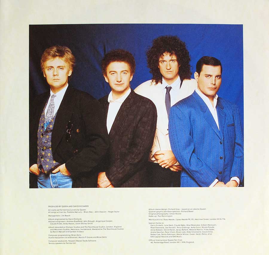 Large colour photo of the Queen band on the custom inner sleeve 