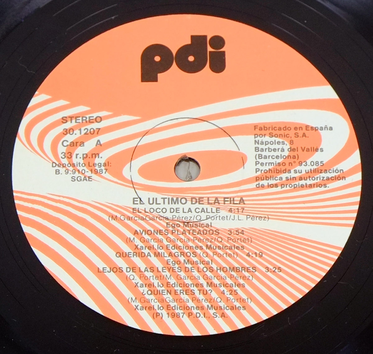 Side A of Último de la Fila's 'Nuevas Mezclas' vinyl record with an orange and white abstract label featuring track listings and production details.