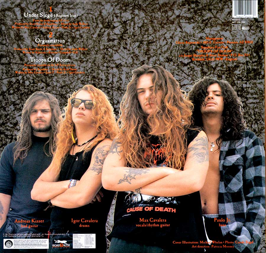 Large photo of the Sepultura band on the album back cover 